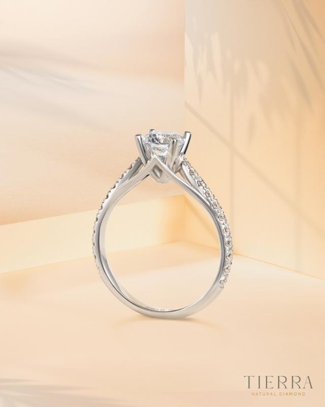 Nhẫn kim cương nhẹ nhàng tinh tế