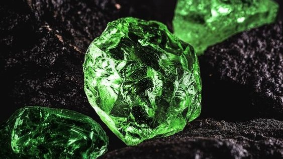 Ngọc lục bảo là gì? Ý nghĩa phong thủy và công dụng của ngọc lục bảo?